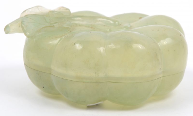 Een pompoenvormig dekseldoosje van gesculpteerd jade.