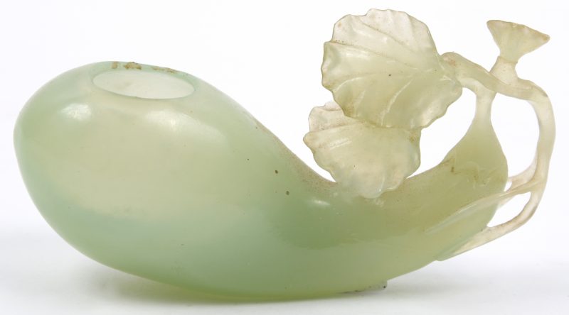 Een vaasje van gesculpteerd jade in de vorm van een aubergine.