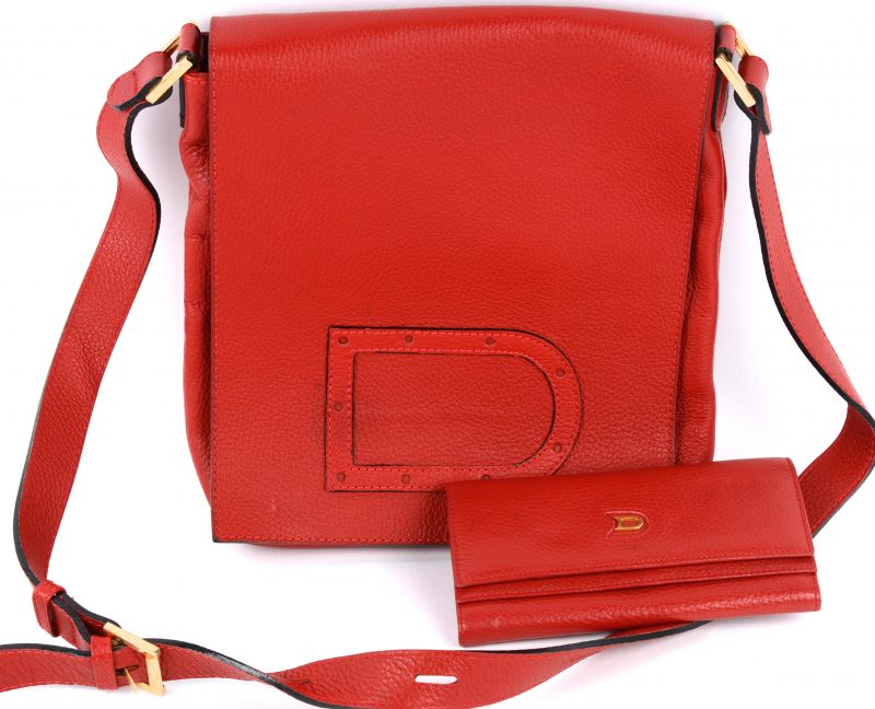 Een handtas met bijbehorende portefeuille van rood leder.