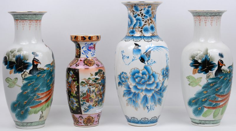 Een lot van vier verschillende vazen van meerkleurig Chinees porselein.