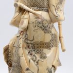 “Visser”. Een beeld van deels gepolychromeerd ivoor en been. Chinees werk.