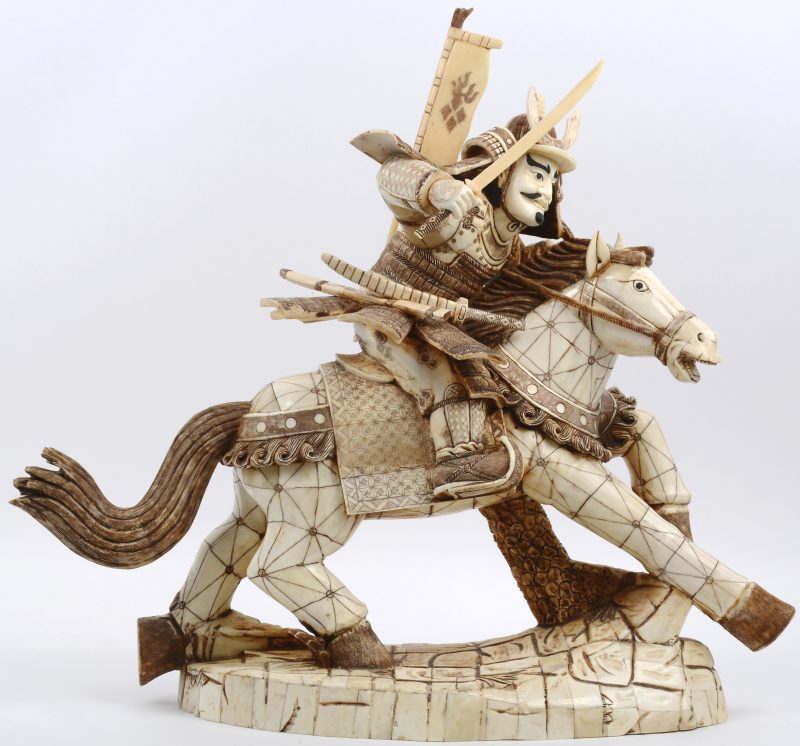 Een beeld van een krijger te paard van ivoor en been. Chinees werk.