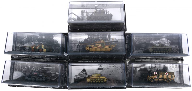 Serie van zeven militaire voertuigen in oorspronkelijke verpakking.