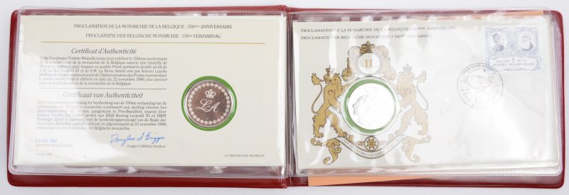 “De Belgische Dynastie”. Een map met vijf zilveren munten en een reeks eerstedaguitgaven van postzegels met hetzelfde thema.
