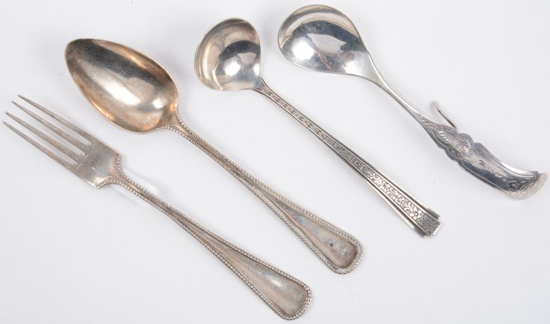 Twee verschillende confituurlepeltjes en een setje van een lepel en een vork van zilver. Allen Nederlands gekeurd.