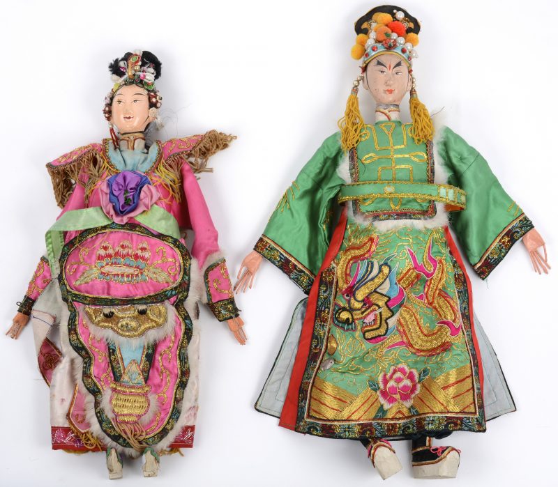 Twee poppen van een Chinees poppentheater, gesculpteerd hout, papier mâché, zijden kleding met gouddraad.