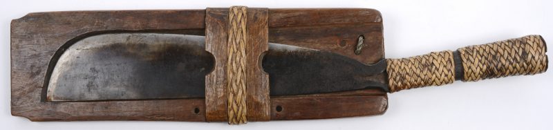 Een hakmes van staal in houten foedraan voor vrouwen en kinderen.