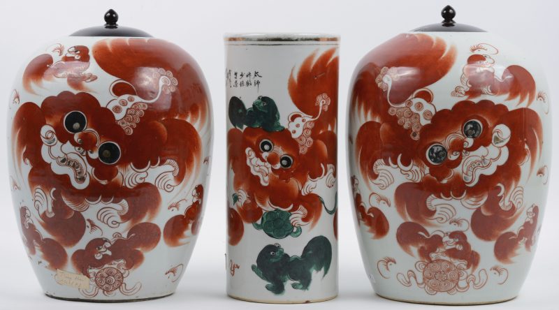 Twee gemberpotten en een cilindervaas van meerkleurig Japans porselein met houten deksels. Onderaan gemerkt. XIXe eeuw.