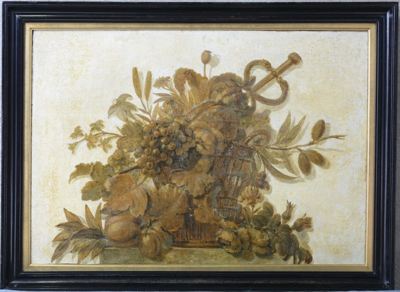 “Stilleven met bleoemn in fruit”. Een supra porta in grisaille, olieverf op doek. Einde XVIIIe eeuw.