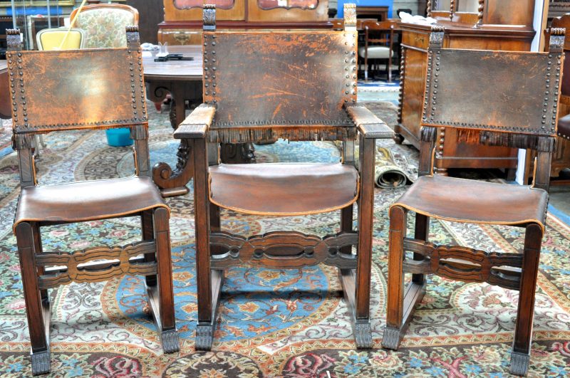 Twee stoelen en een armstoel van gebeeldhouwd eikenhout in renaissancestijl met lederen zit en rug.