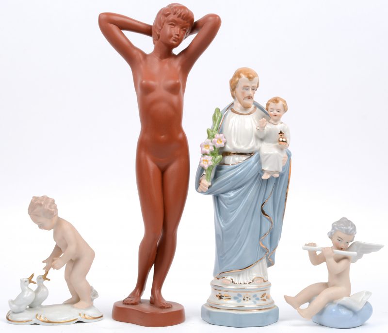 Een lot beeldjes van porselein en aardewerk, bestaane uit een St Jozef met kind, een musicerend engeltje, een putto met eenden en een naakt. Beschadiging bij het laatste.
