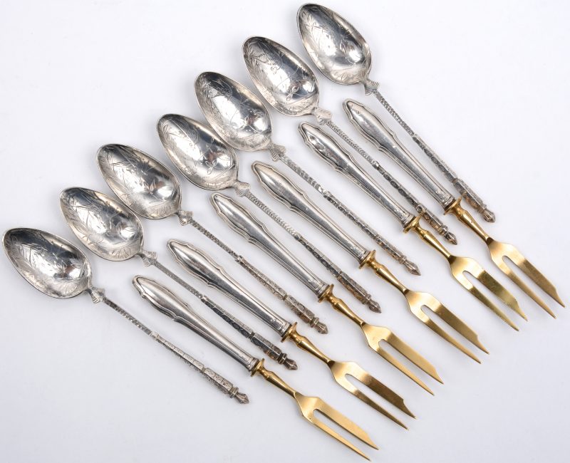Een serie van zeven zilveren lepeltjes en zes vorkjes.