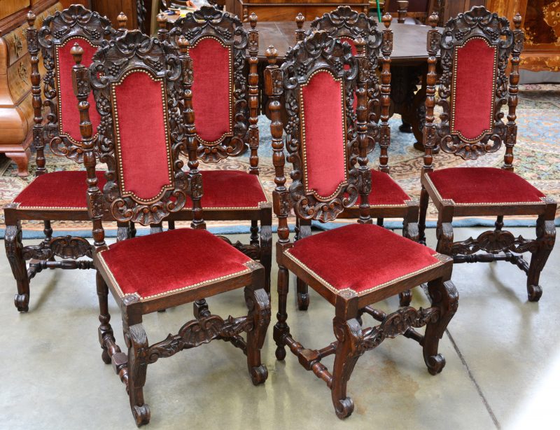 Serie van zes eikenhouten stoelen. Zwaar gesculpteerd. XIXde eeuw.