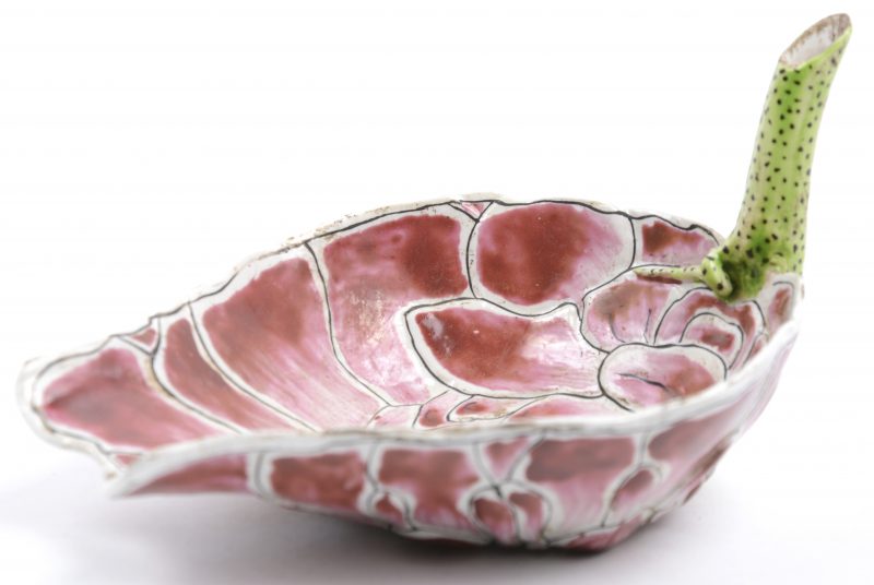 Een schaaltje met tuit van meerkleurig porselein in de vorm van een lotusbloem.