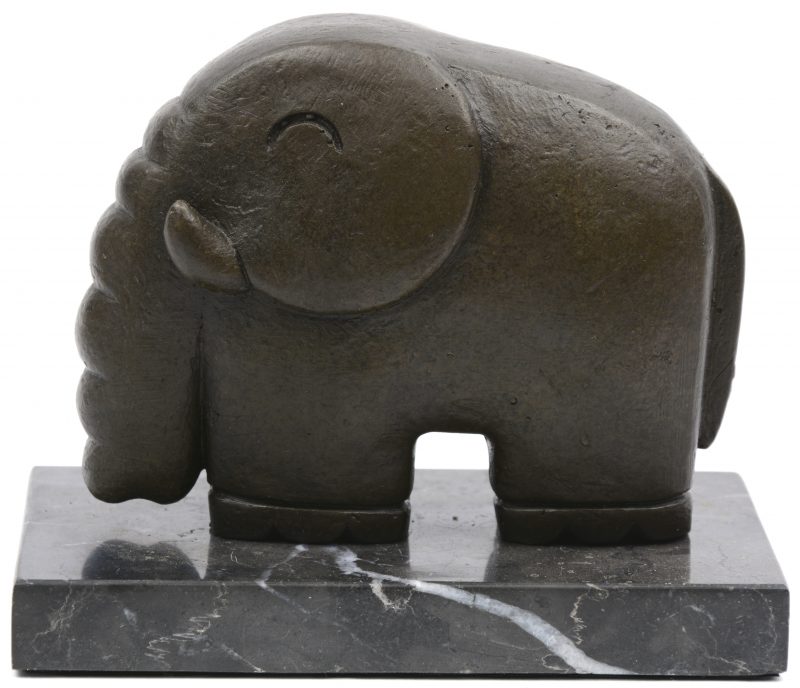 Een bronzen presse-papier in de vorm van een olifant op een voetstuk van zwart marmer.