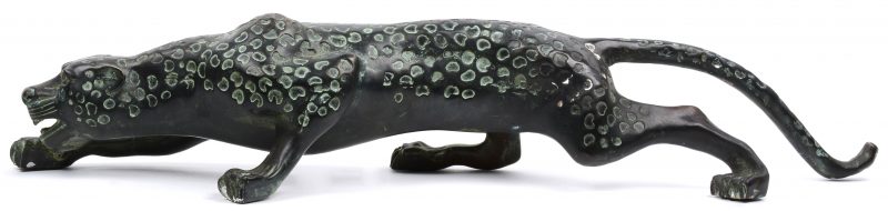Een sluipende jaguar van groengepatineerd brons.