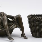 “Naakt in wasmand”. Een beeld van donkergepatineerd brons.