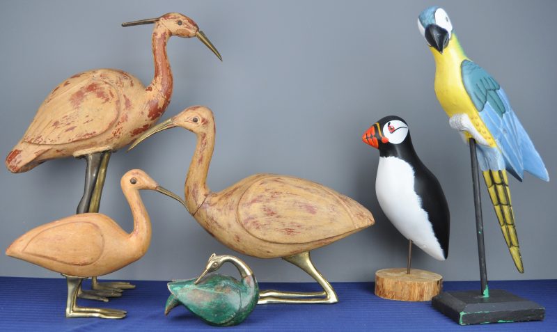 Een lot van zes verschillende houten vogels, waaronder een polychrome papegaai, een papegaaiduiker, een ibis, enz.