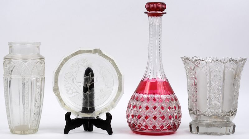 Een lot kristal en glas, bestaande uit een rode kristallen karaf, een kleurloos geslepen en gesatineerde vaas en asbak en en een glazen art deco vaas.