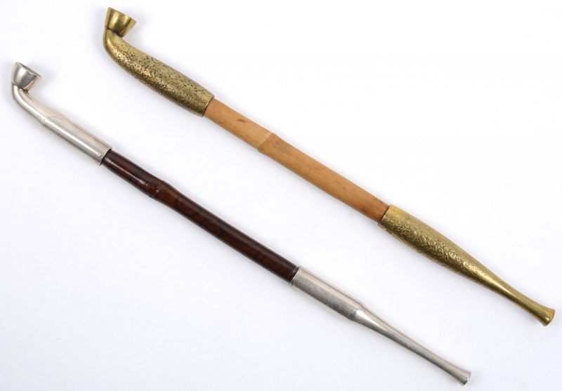 Een paar Kiserus (Japanse pijpjes) van bamboe, waarbij één met zilver en één met messing. Beide gestempeld. Tijdperk Meji.