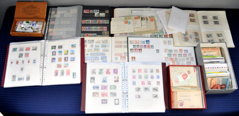 Een grote partij postzegels, bestaande uit verscheidene insteekboeken, moeken, postzegelblokken en losse zegels.