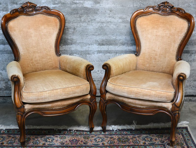Een paar fauteuils van gebeeldhouwd mahoniehout, bekleed met beige fluweel. Louis-Philippe.