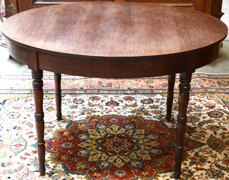 Ovale tafel van mahoniehout. Vier gedraaide poten met vernauwingen. XIXde eeuw maar tafelblad vervangen.