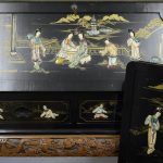 Een Chinees klapsecretaire van zwartgelakt hout, versierd met personages in pietra dura. Met bijpassend stoeltje.