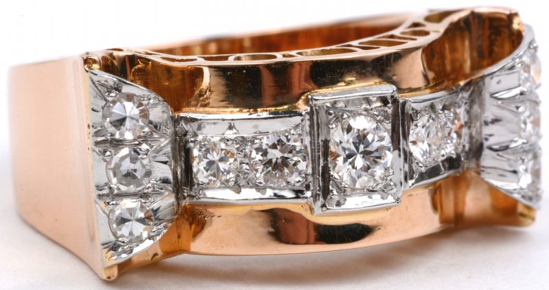 Een 18 karaats wit en geel gouden ring art deco stijl bezet met diamanten met een gezamenlijk gewicht van ± 0,80 ct.
