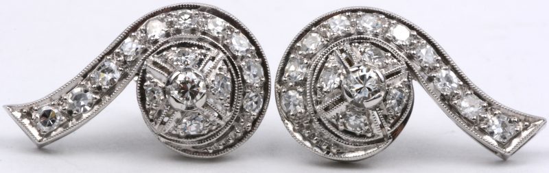Een paar 18 karaats wit gouden oorbellen in art deco-stijl bezet met diamanten met een gezamenlijk gewicht van ± 0,75 ct.