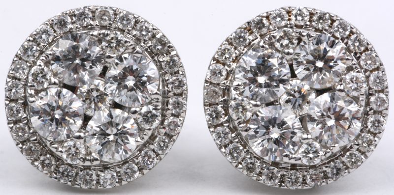 Een paar 18 karaats wit gouden oorbellen bezet met diamanten met een gezamenlijk gewicht van ± 1,45 ct.
