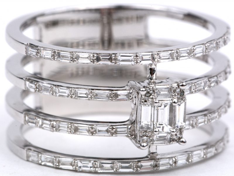 Een 18 karaats wit gouden ring bezet met diamanten baguettes met een gezamenlijk gewicht van ± 0,80 ct.