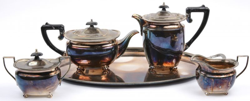 Een koffie-en theestel van Engels verzilverd metaal. Koffie-, thee-, melk-en suikerpot en ovaal dienblad. Onderaan gemerkt.