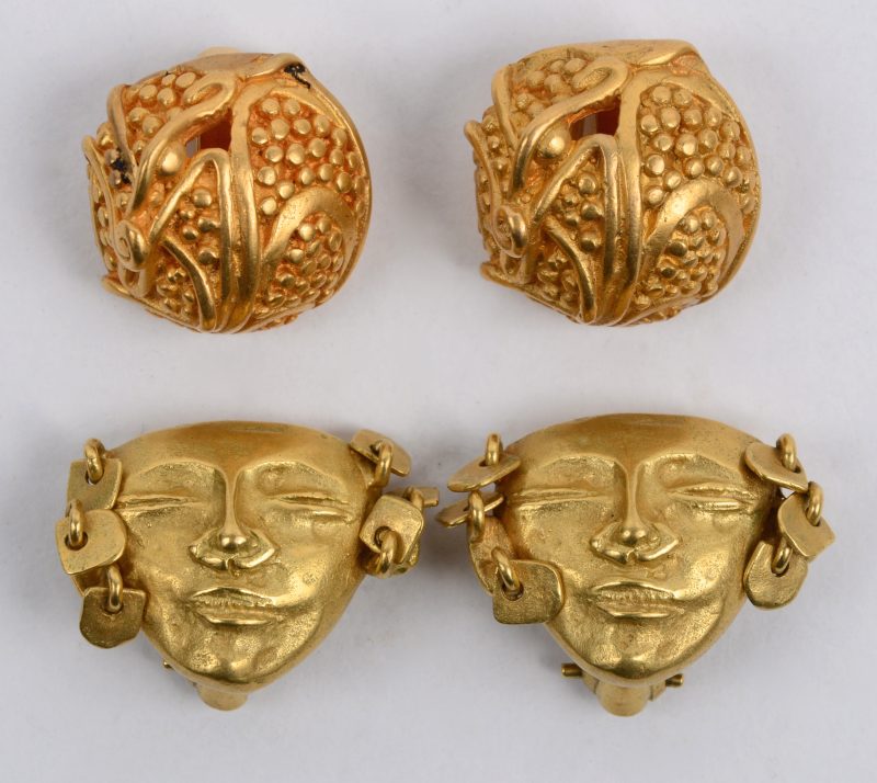 Twee paar verschillenede oorbellen van 925 ‰ sterling zilver en 24 karaats gold plated, het zijn kopieën van juwelen die zich bevinden in Le Musée de l’or de Bogota.