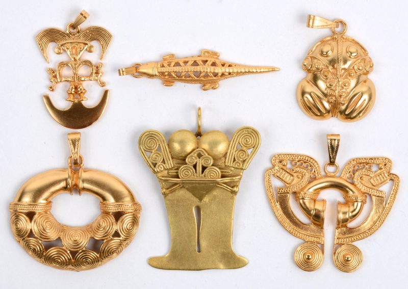 Zes verschillende hangers van 925 ‰ sterling zilver en 24 karaats gold plated, het zijn kopiëen van juwelen die zich bevinden in Le Musée de l’or de Bogota.