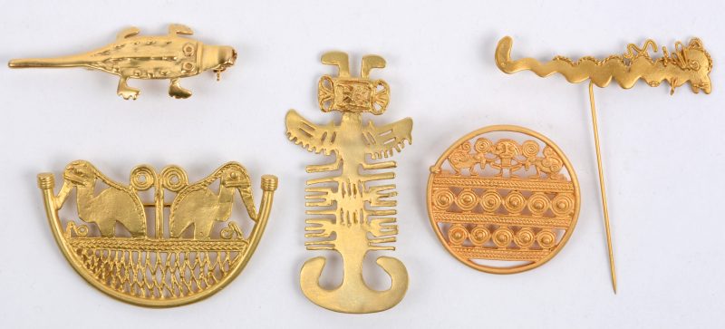 Vier verschillenede broches en een speld van 925 ‰ sterling zilver en 24 karaats gold plated, het zijn copies van juwelen die zich bevinden in Le Musée de l’or de Bogota.