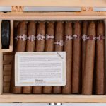 “Montecristo”. Een houten kistje met 21 sigaren aangekocht 16 juli met vochtigheids meter.