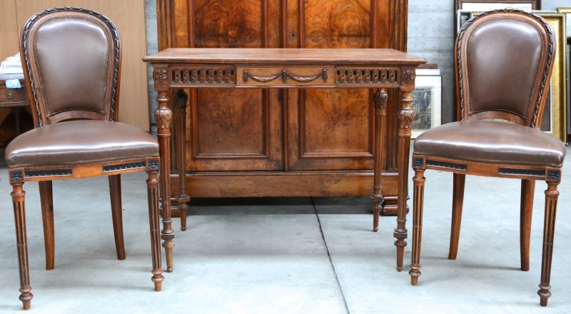 Een tafeltje en twee bijpassende stoelen van gesculpteerd hout in Lodewijk XVI-stijl.