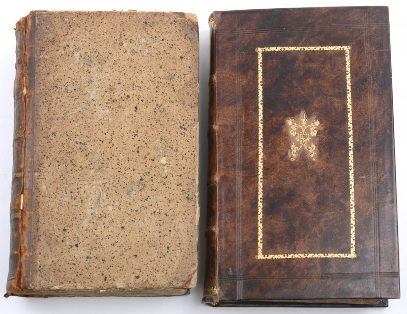 Twee boeken:- “Belli ac Pacis”. Derde boek. Hugo De Groot. Amstelaedami 1720.- “Du pape”. Joseph de Maistre. Ed. Vanlinthout & Vandenzande. Leuven, 1821.