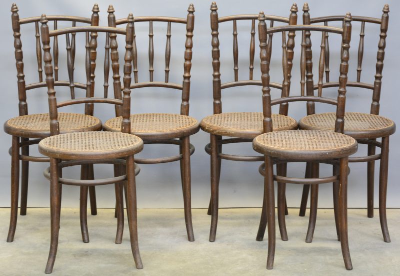 Een reeks van zes stoelen van stoomgebogen beukenhout met gecanneerde zit. Gemerkt. Tsjechisch werk.