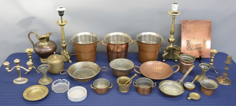 Een gevarieerd lot XIXe en XXe eeuws koper en messing, bestaande uit kandelaars, potten, kruiken, enz.