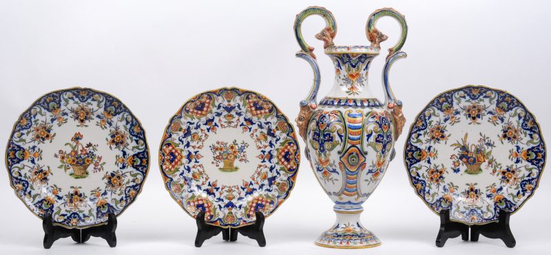 Drie borden en een siervaas van meerkleurig aardewerk. Gemerkt. Eind XIXe eeuw. De vaas zwaar gerestaureerd.
