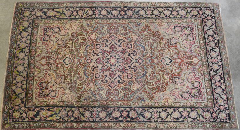 Een handgeknoopt Perzisch karpet van wol. Slijtage.