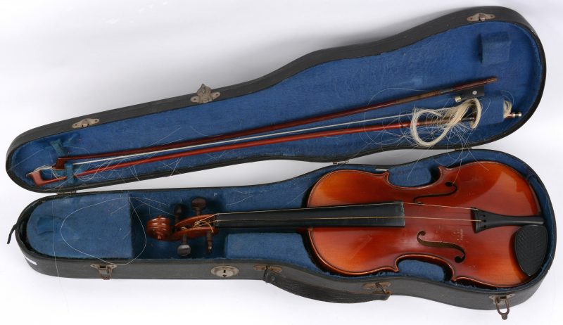 Een Franse viool. Opnieuw te besnaren. Gemerkt, gedateerd 1923 genummerd B473 binnenin en op de onderste zijrand.