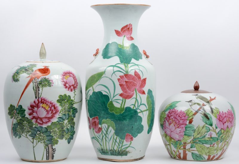 Een grote en een kleine gemberpot en een balustervaas van Chinees porselein, versierd met een decor van bloemen. XXe eeuw.