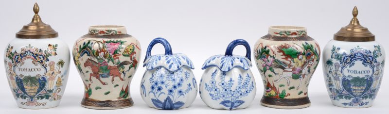 Een lot aardewerk, bestaande uit twee Nankingvaasjes, twee tabakspotten met koperen deksels en twee pompoenvormige dekselpotjes van blauw en wit aardewerk.