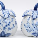 Een lot aardewerk, bestaande uit twee Nankingvaasjes, twee tabakspotten met koperen deksels en twee pompoenvormige dekselpotjes van blauw en wit aardewerk.