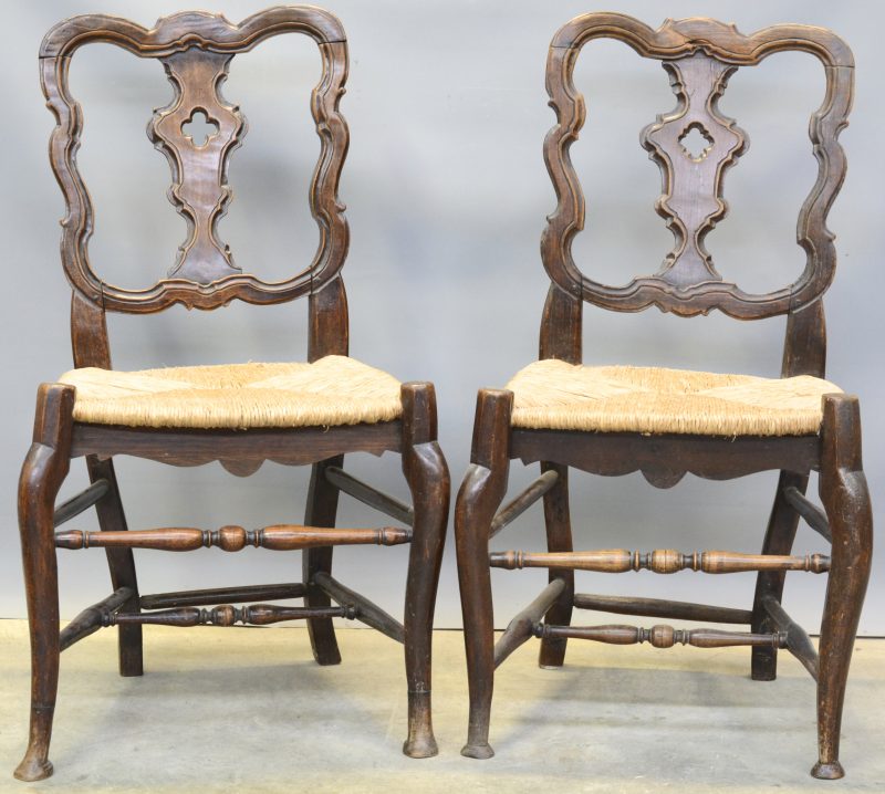 Een paar Naamse stoelen van gesculpteerd notenhout met rieten zit. Tijdperk Lodewijk XV.