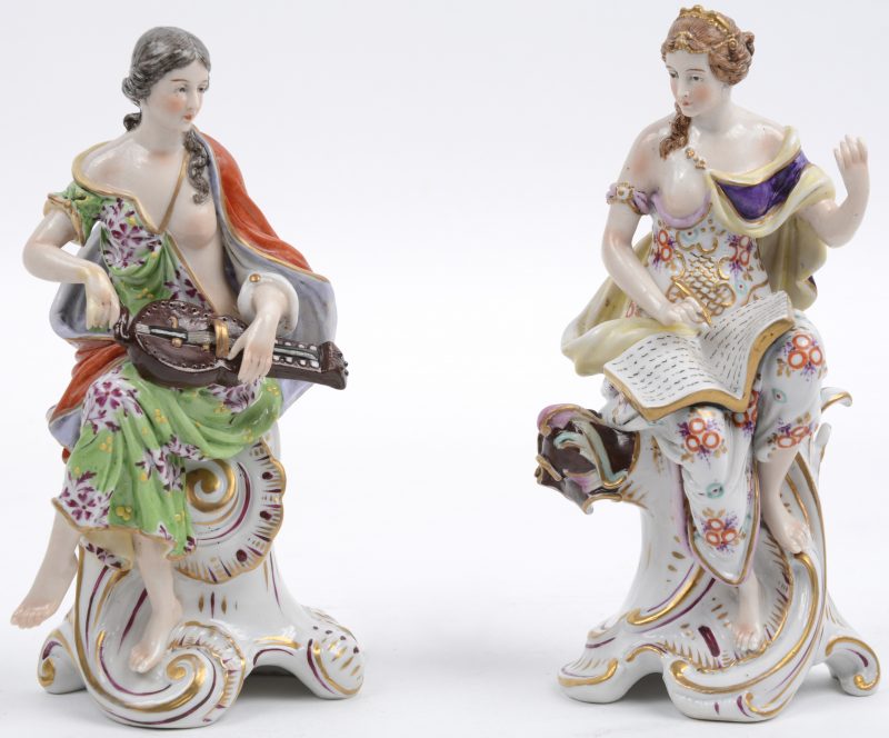 “De muziek”. Twee beeldjes van polychroom porselein. Onderaan gemerkt. XIXe eeuw.