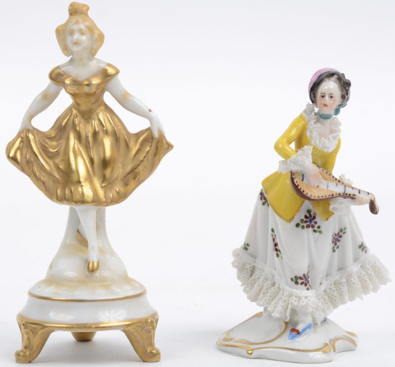 “Dame met mandoline” & “Danseres”. Twee beeldjes van polychroom porselein, waarbij de eerste gemerkt van capodimonte en de andere van Ludwigsburg.